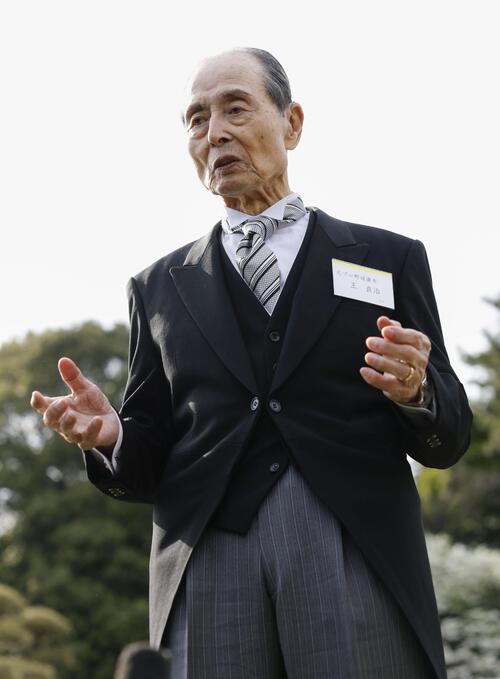 春の園遊会に招かれ、取材に応じるプロ野球ソフトバンク球団会長の王貞治さん＝17日午後、東京・元赤坂の赤坂御苑(共同)