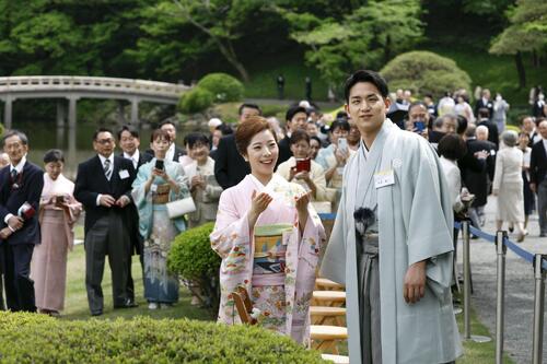 春の園遊会に臨む、ミラノ・コルティナ冬季五輪フィギュアスケートペアの三浦璃来（手前左）と木原龍一（同右）＝17日午後、東京・元赤坂（共同）