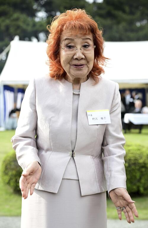 春の園遊会に招かれ、取材に応じる声優の野沢雅子さん＝17日午後、東京・元赤坂の赤坂御苑（代表撮影）(共同)