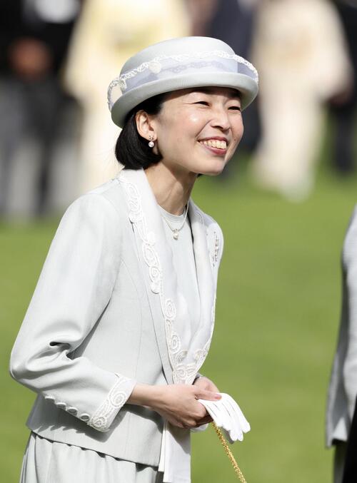 春の園遊会に臨まれる三笠宮家の長女彬子さま＝17日午後、東京・元赤坂の赤坂御苑（代表撮影）(共同)