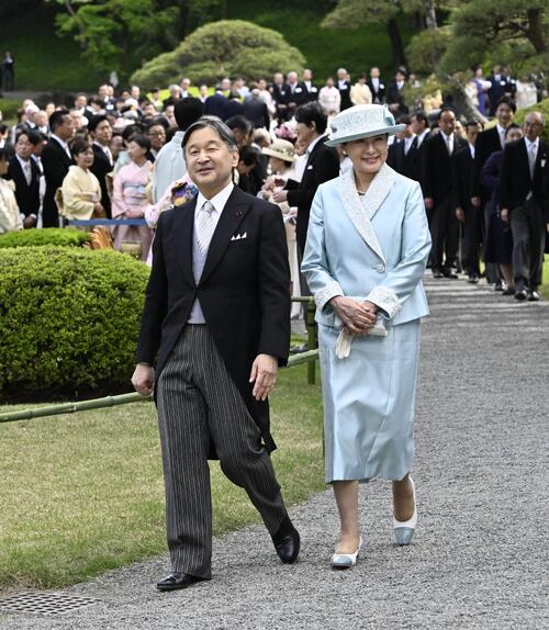 春の園遊会に出席された天皇、皇后両陛下＝17日午後、東京・元赤坂の赤坂御苑(共同)