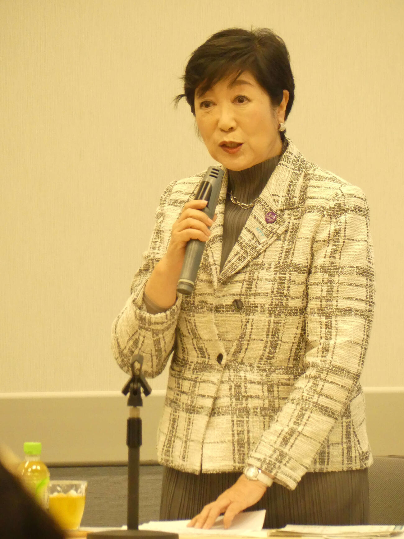 国会内で開かれた会合で講演する東京都の小池百合子知事（2026年4月16日撮影）