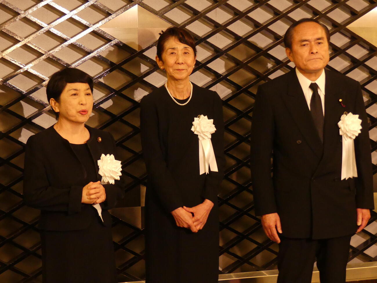 村山富市元首相のお別れの会後に取材に応じる左から社民党の福島瑞穂党首、村山氏の次女中原由利さん、吉田忠智参院議員＝2026年4月20日（撮影・中山知子）