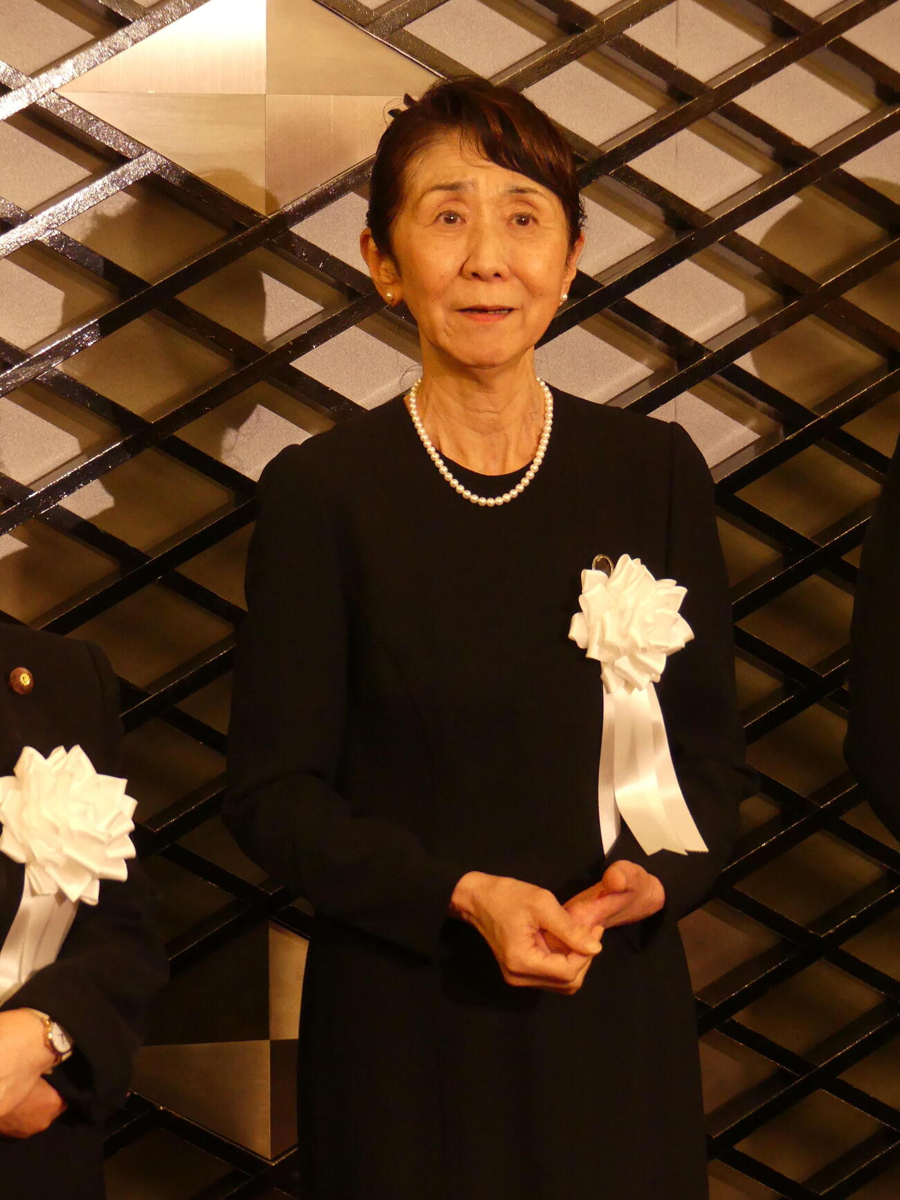 村山富市元首相のお別れの会を終え、取材に応じる村山氏の次女、中原由利さん＝2026年4月20日（撮影・中山知子）