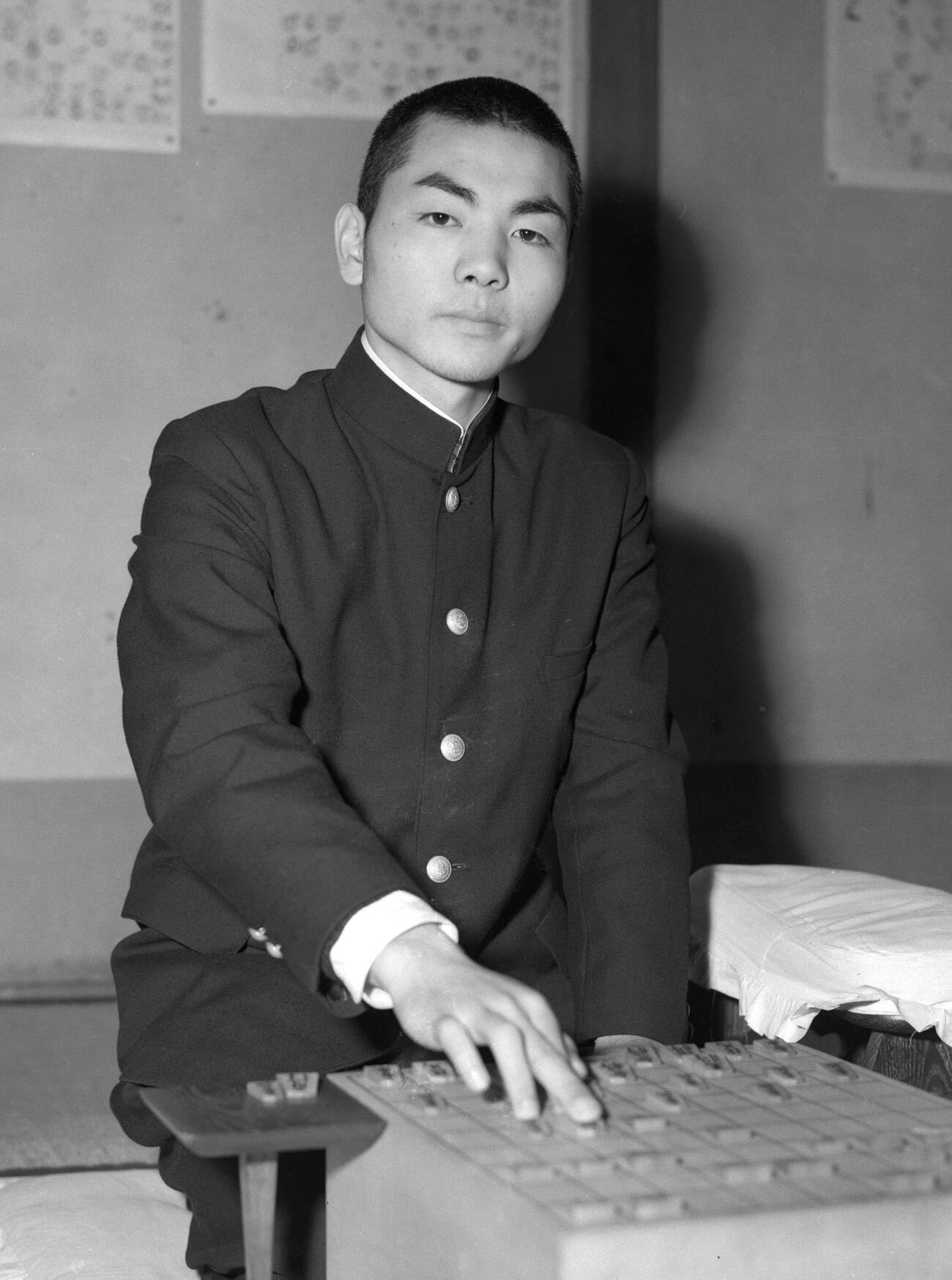 学生服姿の加藤一二三さん＝1957年12月（共同）