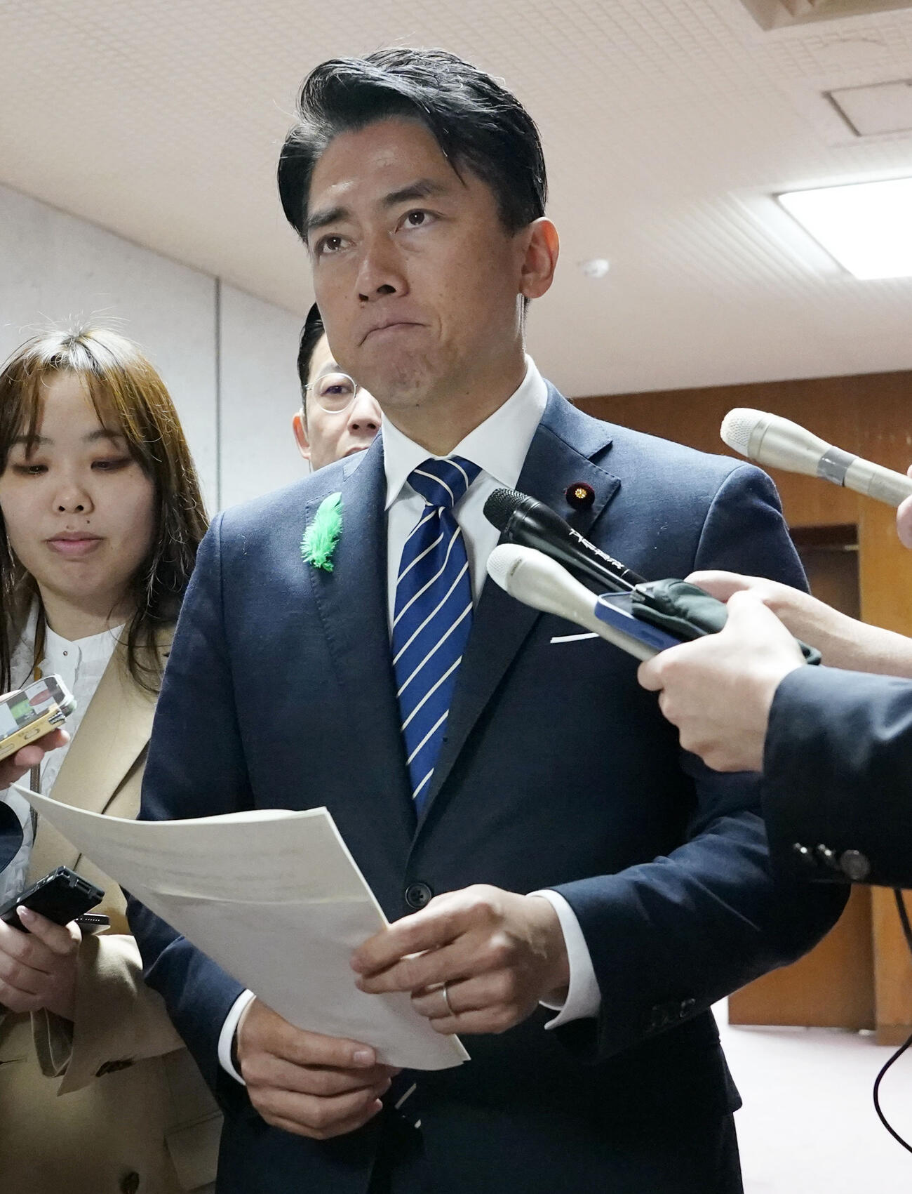 陸自日出生台演習場の事故について記者団の取材に応じる小泉防衛相＝21日午後0時4分、国会
