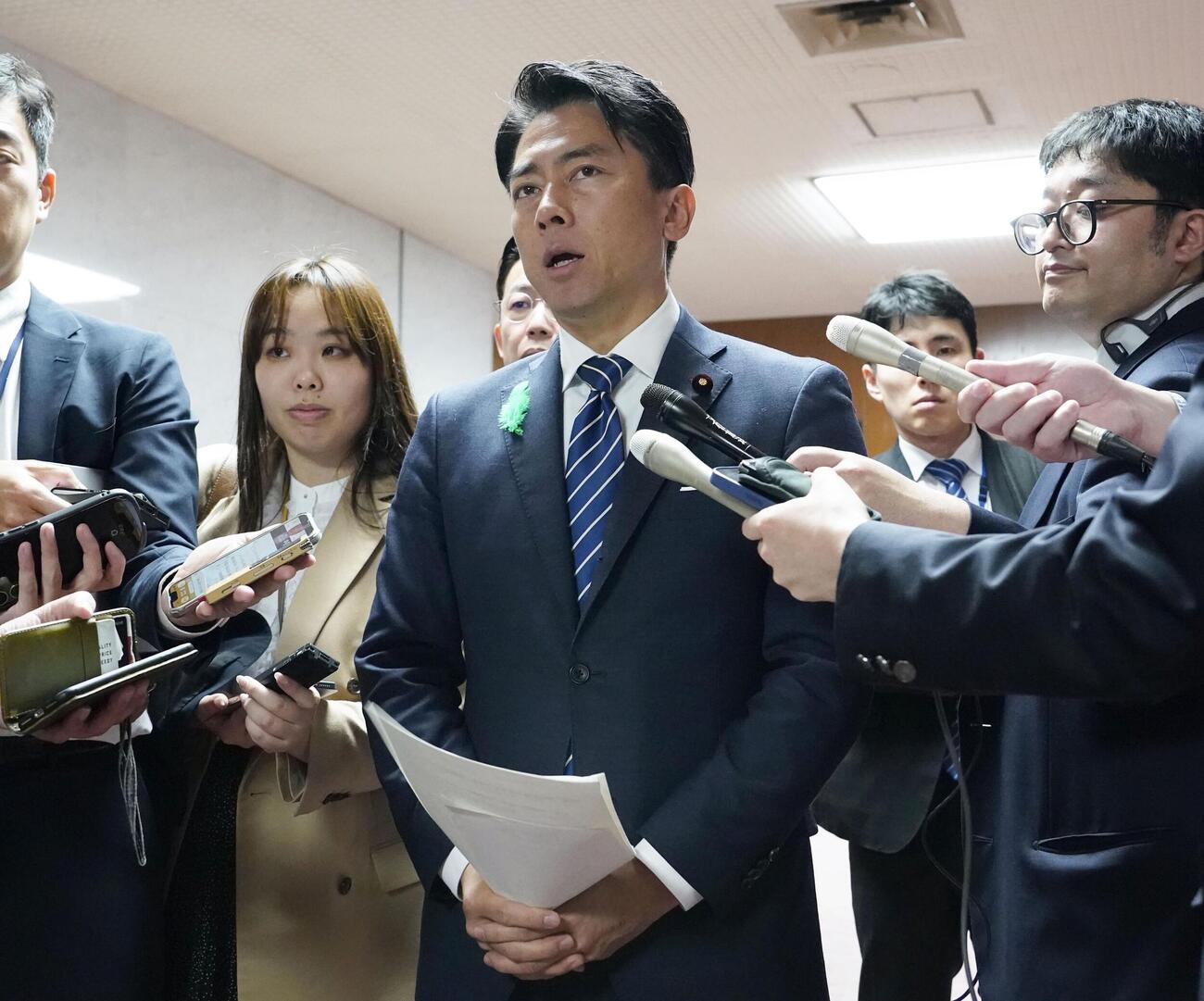 陸自日出生台演習場の事故について記者団の取材に応じる小泉防衛相＝21日午後0時5分、国会