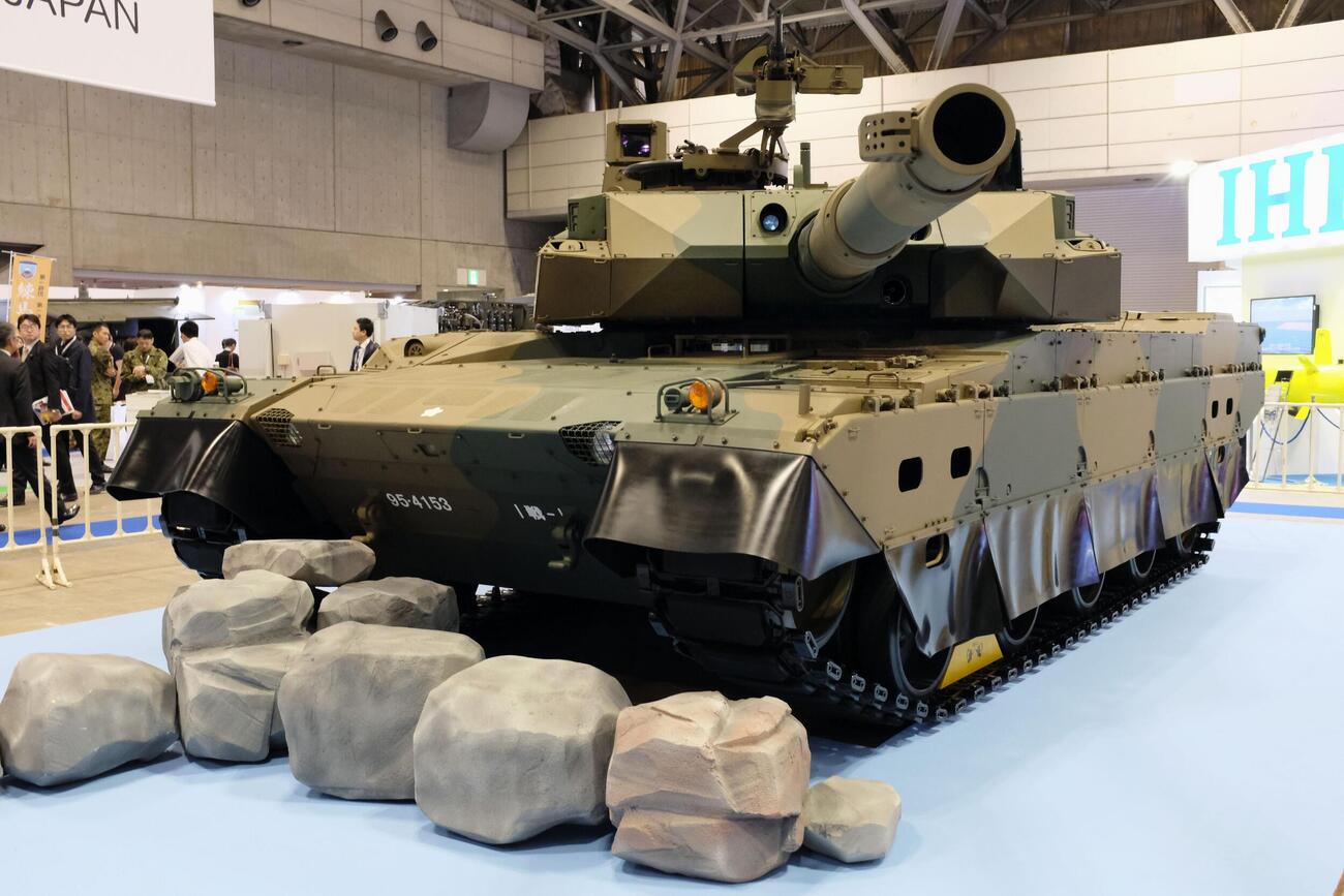 陸上自衛隊の10式戦車＝2019年11月、千葉市