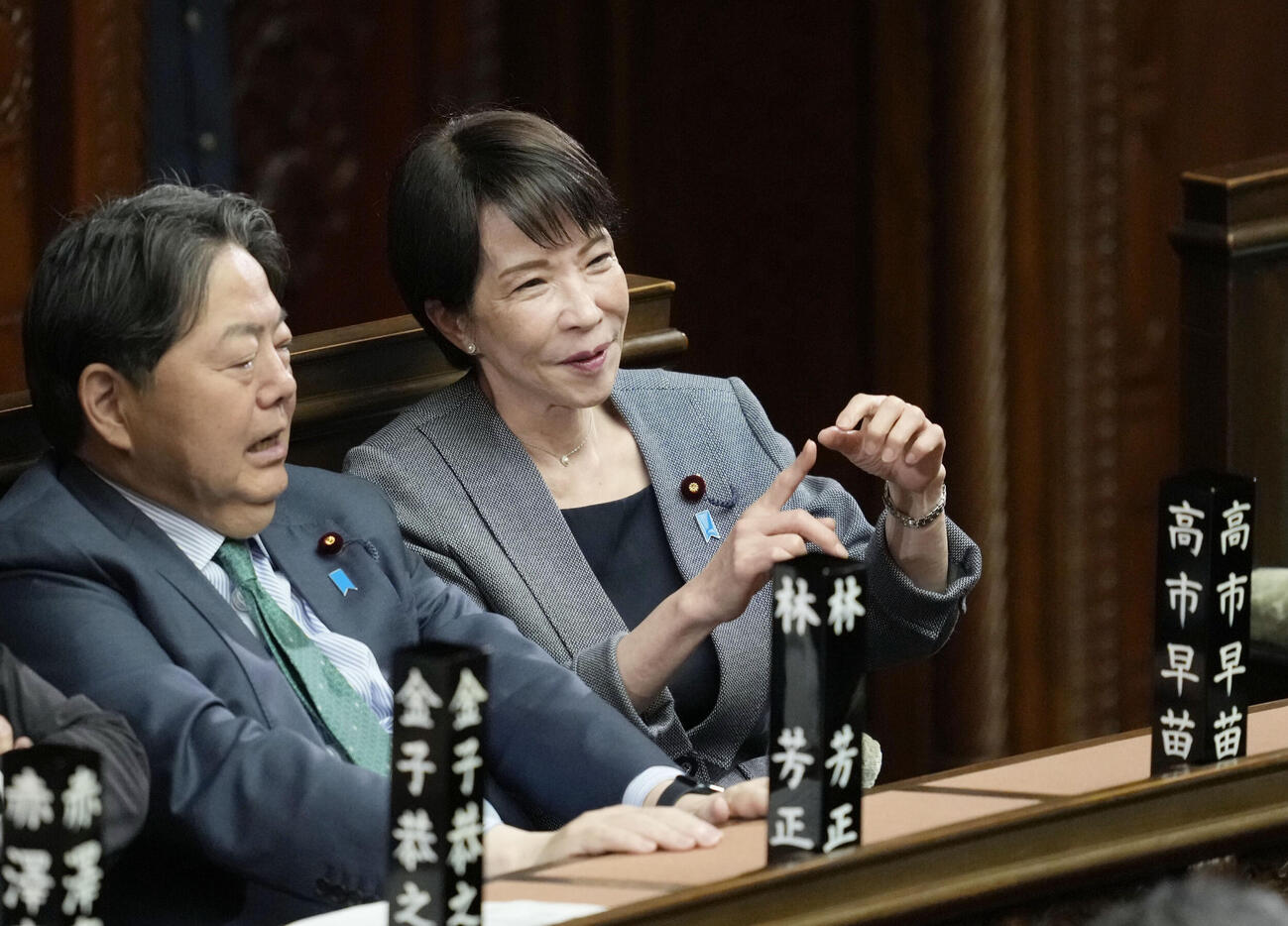 衆院本会議に出席した高市首相（右）＝23日午後（共同）