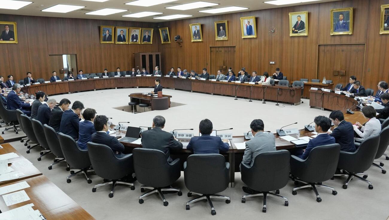 衆院憲法審査会＝23日午前