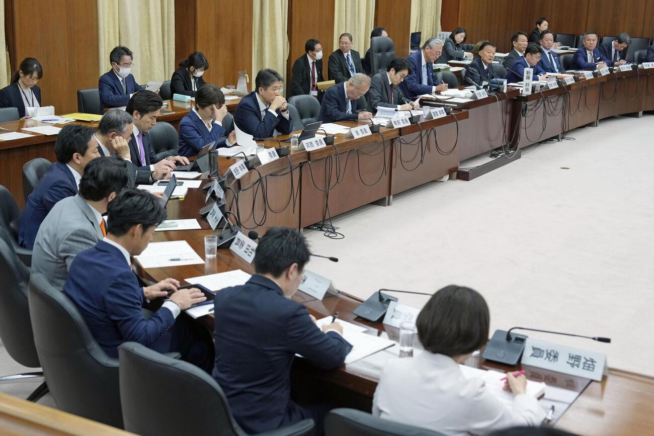 衆院憲法審査会＝23日午前