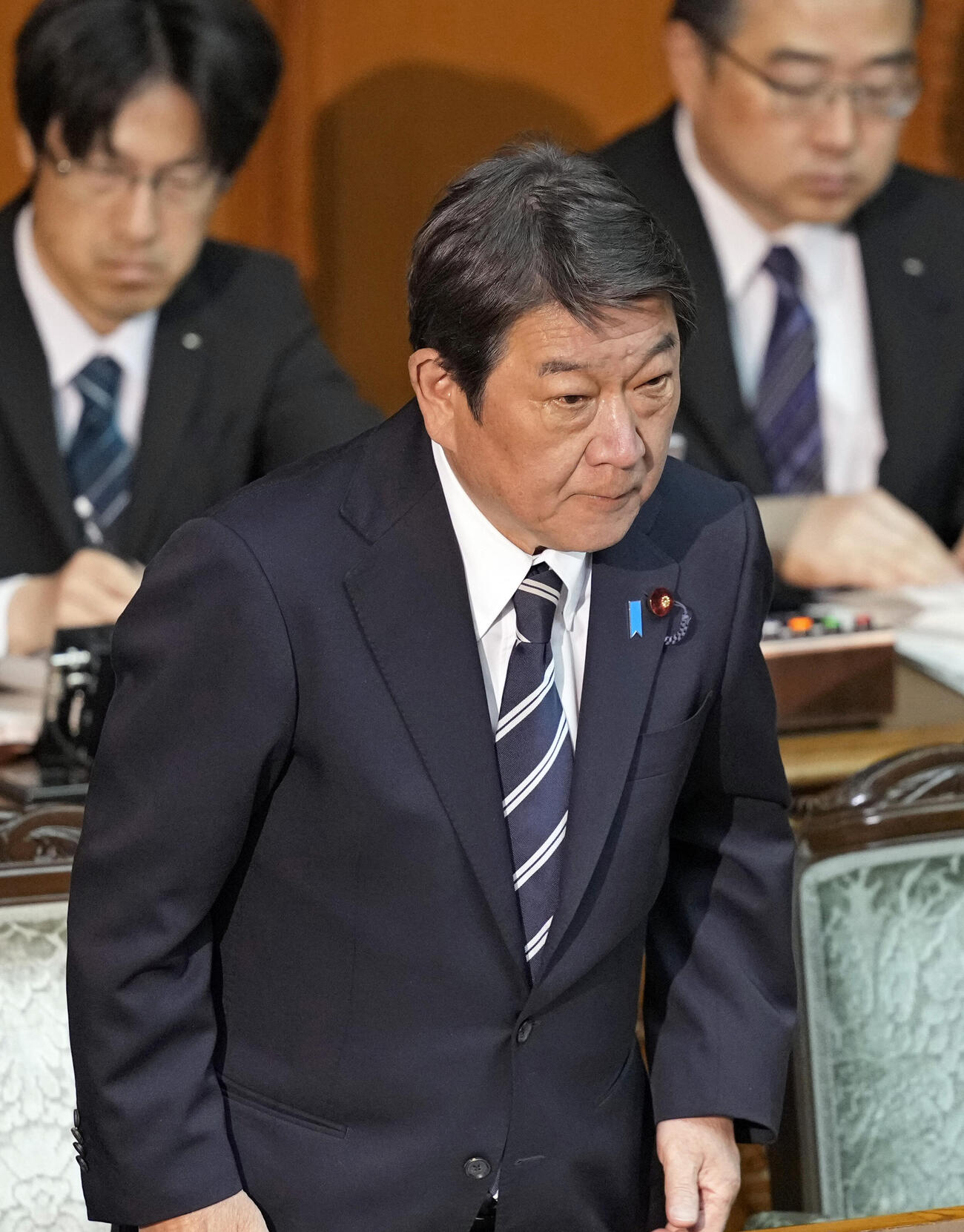 参院本会議で改正旅券法が成立し、一礼する茂木外相（共同）