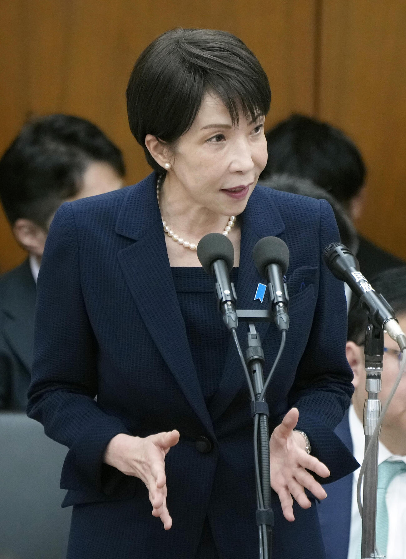 衆院厚労委で答弁する高市首相（共同）