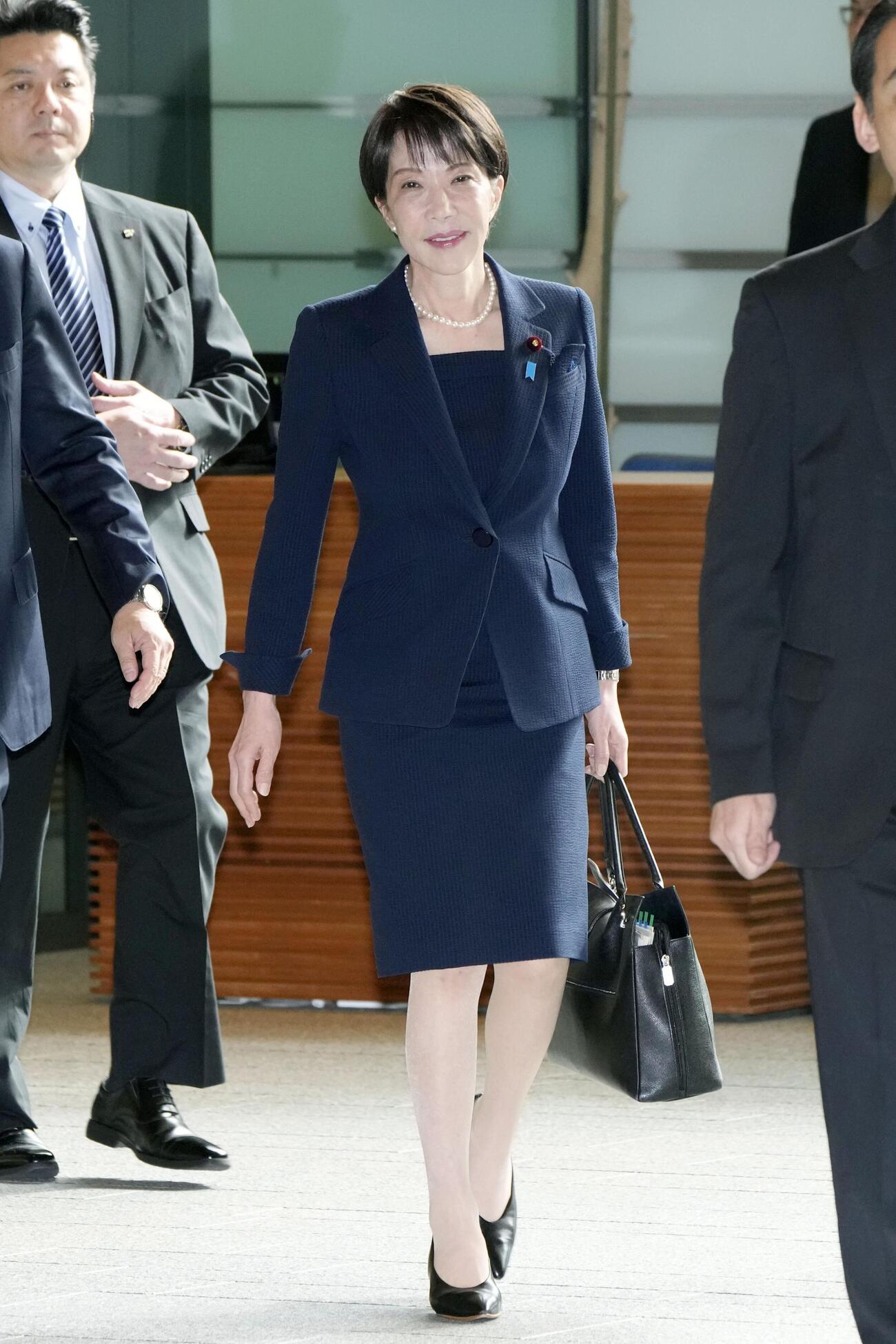 首相官邸に入る高市首相（共同）