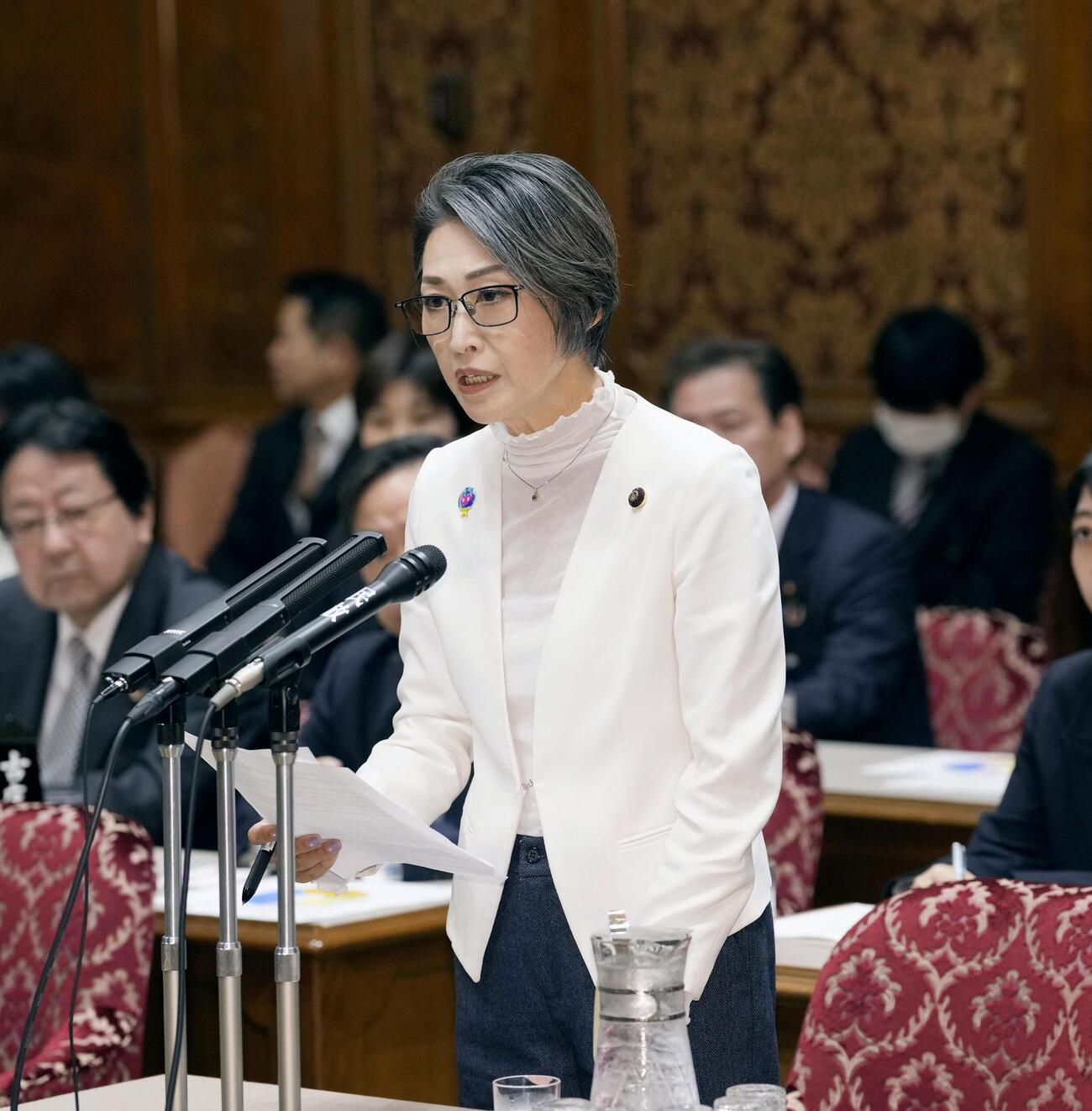 参院予算委の集中審議で質問する自民党の三原じゅん子氏＝27日午前