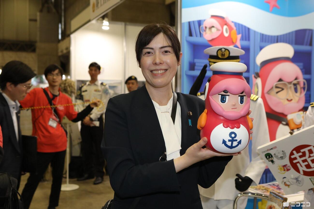 「ニコニコ超会議」を視察する小野田紀美経済安保担当相（中央）（提供：ニコニコ）