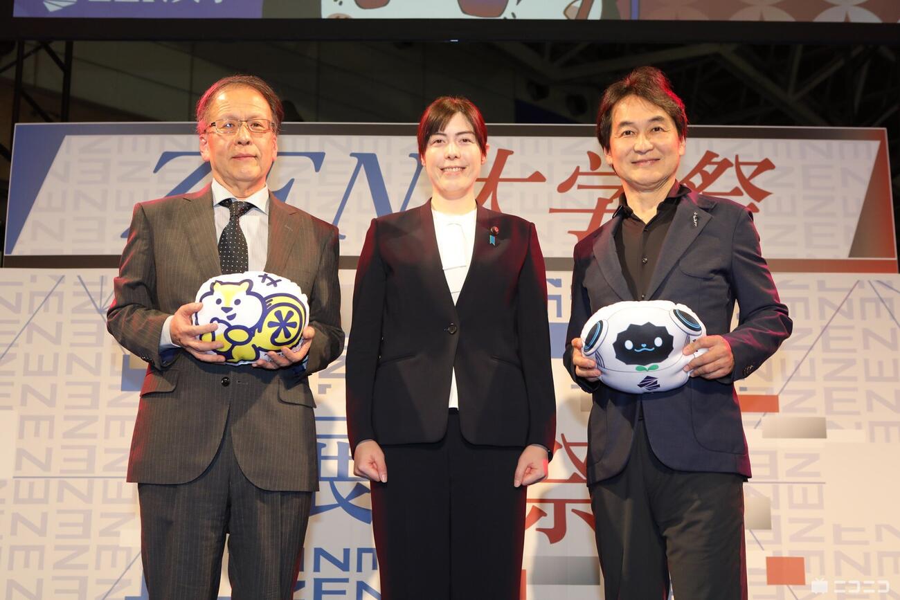 「ニコニコ超会議」を視察し、フォトセッションに応じる小野田紀美経済安保担当相（中央）（提供：ニコニコ）