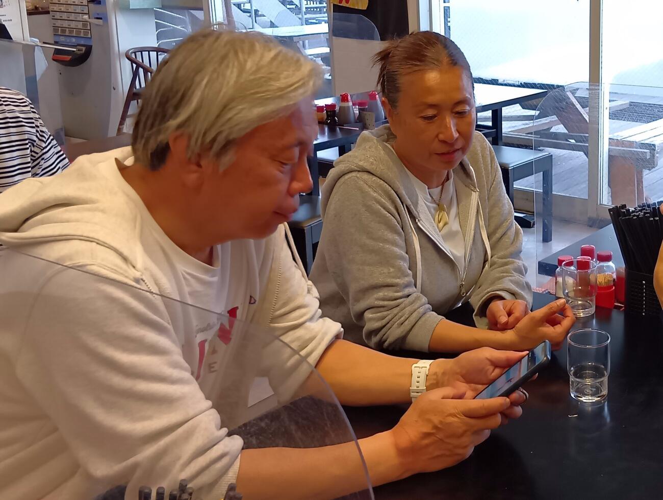 取材に答える西久保涼子さんと夫の篤志さん（左）