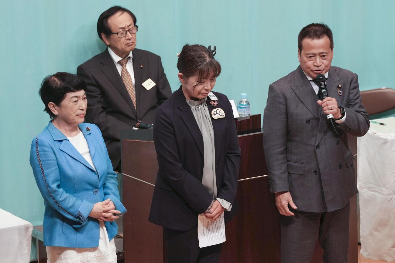 社民党の幹事長に決まったラサール石井氏（右）。左は福島党首（共同）