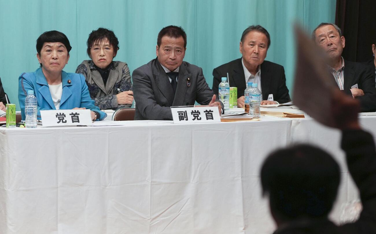 社民党大会で出席者の発言を聞く福島党首（左端）（共同）