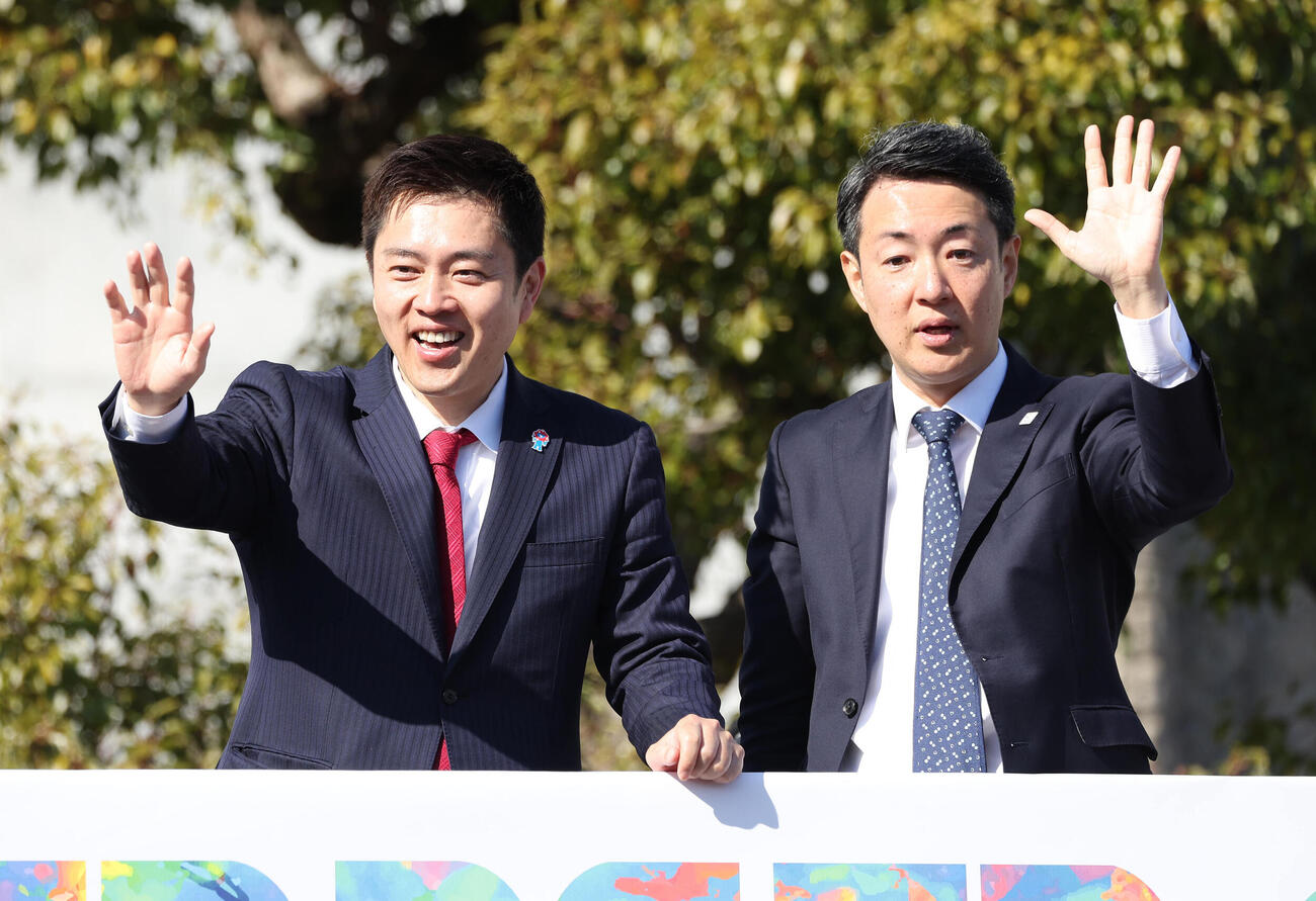 吉村洋文大阪府知事（左）と横山英幸大阪市長（2026年2月撮影）