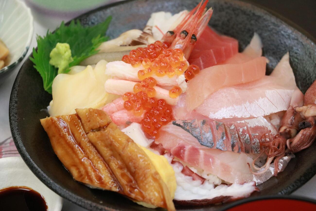 藤井聡太名人、糸谷哲郎九段の昼食「能登プレミアム海鮮丼」（日本将棋連盟提供）