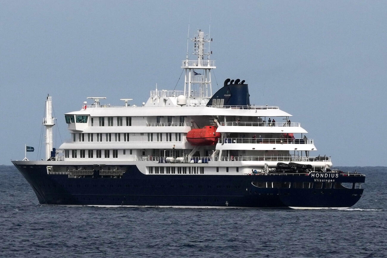 カボベルデ沖を航行するクルーズ船＝6日（AP＝共同）