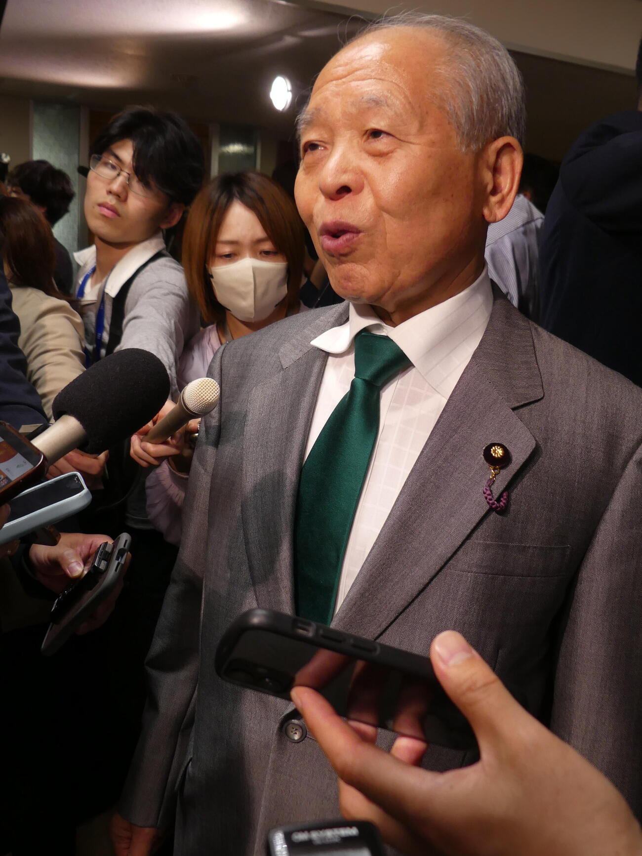 再審制度見直しをめぐる党内議論後、取材に応じる自民党の鈴木宗男参院議員（撮影・中山知子）