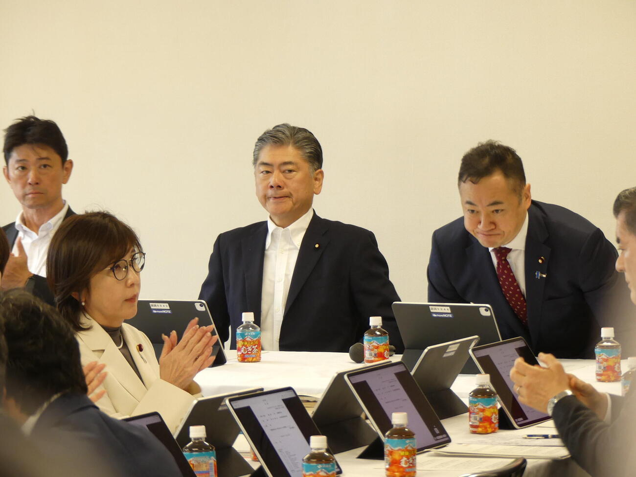 再審制度の見直しに向けた刑事訴訟法改正案を協議する自民党法務部会・司法制度調査会合同会議に出席する稲田朋美元防衛相（手前）。右は鈴木馨祐元法相（撮影・中山知子）