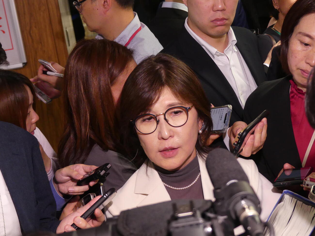 再審制度見直しをめぐる党内議論後、取材に応じる自民党の稲田朋美元防衛相（撮影・中山知子）