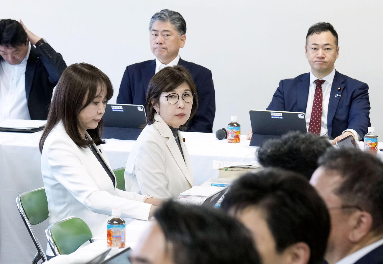 自民党の法務部会と司法制度調査会の合同会議に出席した、手前左から森元法相、稲田朋美衆院議員ら。右奥は鈴木前法相＝7日午後、東京・永田町の党本部(共同)
