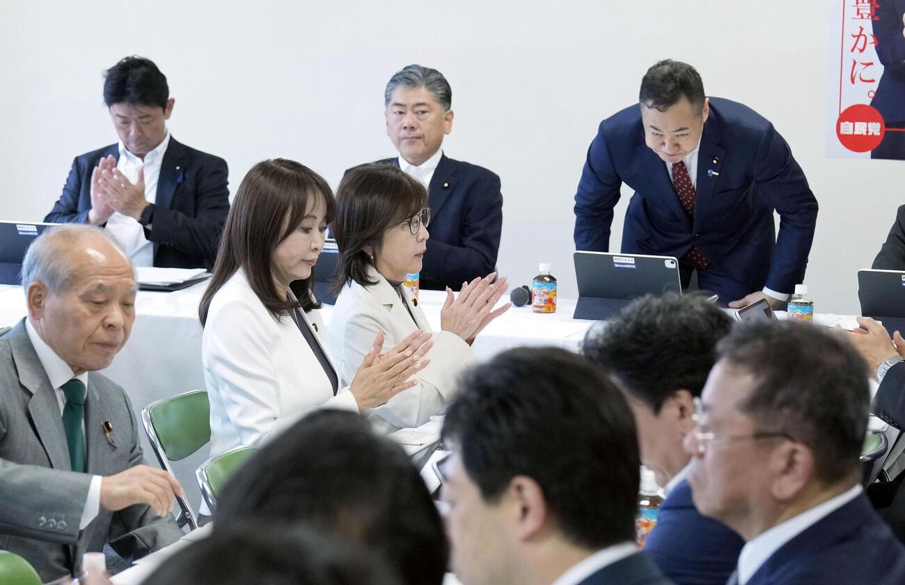 自民党の法務部会と司法制度調査会の合同会議で、あいさつを終えた鈴木前法相（右上）に拍手を送る（手前左2人目から）森元法相、稲田朋美衆院議員＝7日午後、東京・永田町の党本部(共同)