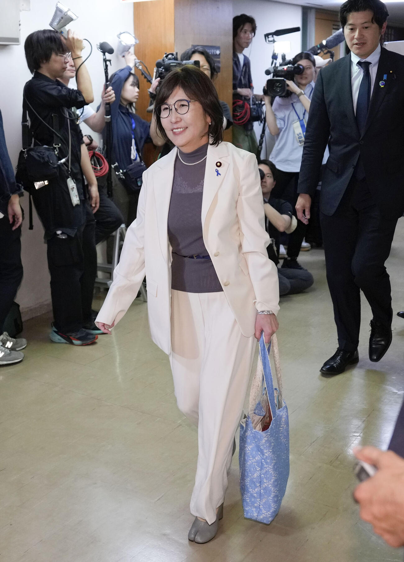 自民党の法務部会と司法制度調査会の合同会議に向かう稲田朋美衆院議員＝7日午後、東京・永田町の党本部(共同)