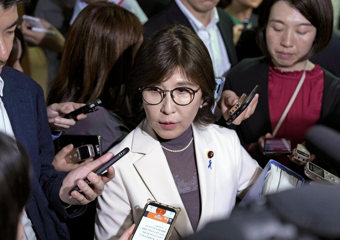 自民党の法務部会と司法制度調査会の合同会議を終え、記者団の取材に応じる稲田朋美衆院議員＝7日午後、東京・永田町の党本部(共同)
