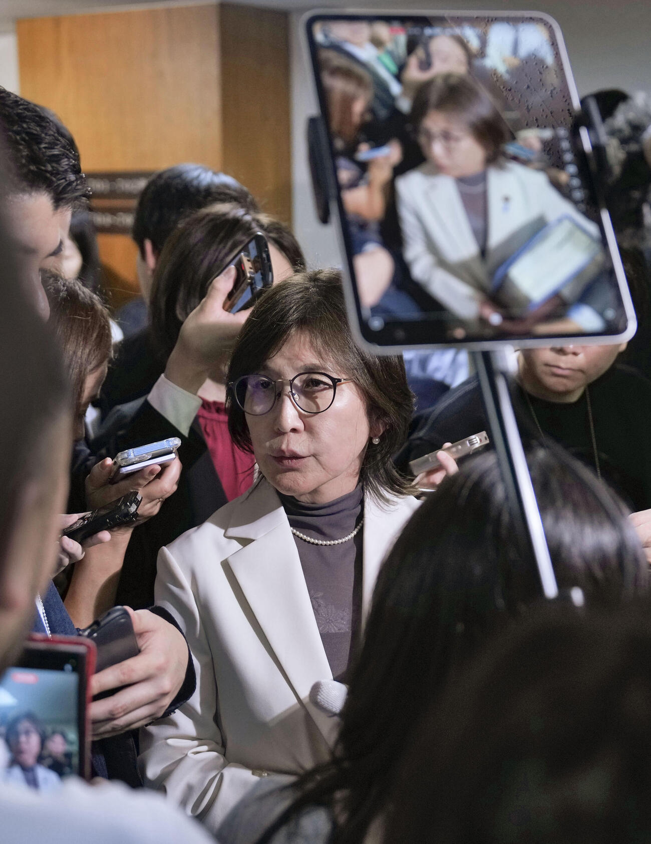 自民党の法務部会と司法制度調査会の合同会議を終え、記者団の取材に応じる稲田朋美衆院議員＝7日午後、東京・永田町の党本部(共同)