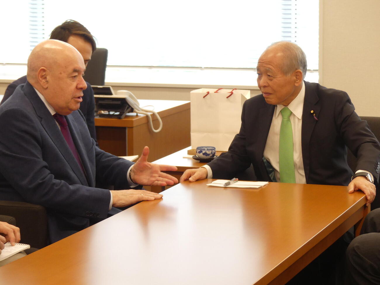 来日しているロシアのシュビトコイ大統領特別代表（左）と会談する自民党の鈴木宗男参院議員（撮影・中山知子）
