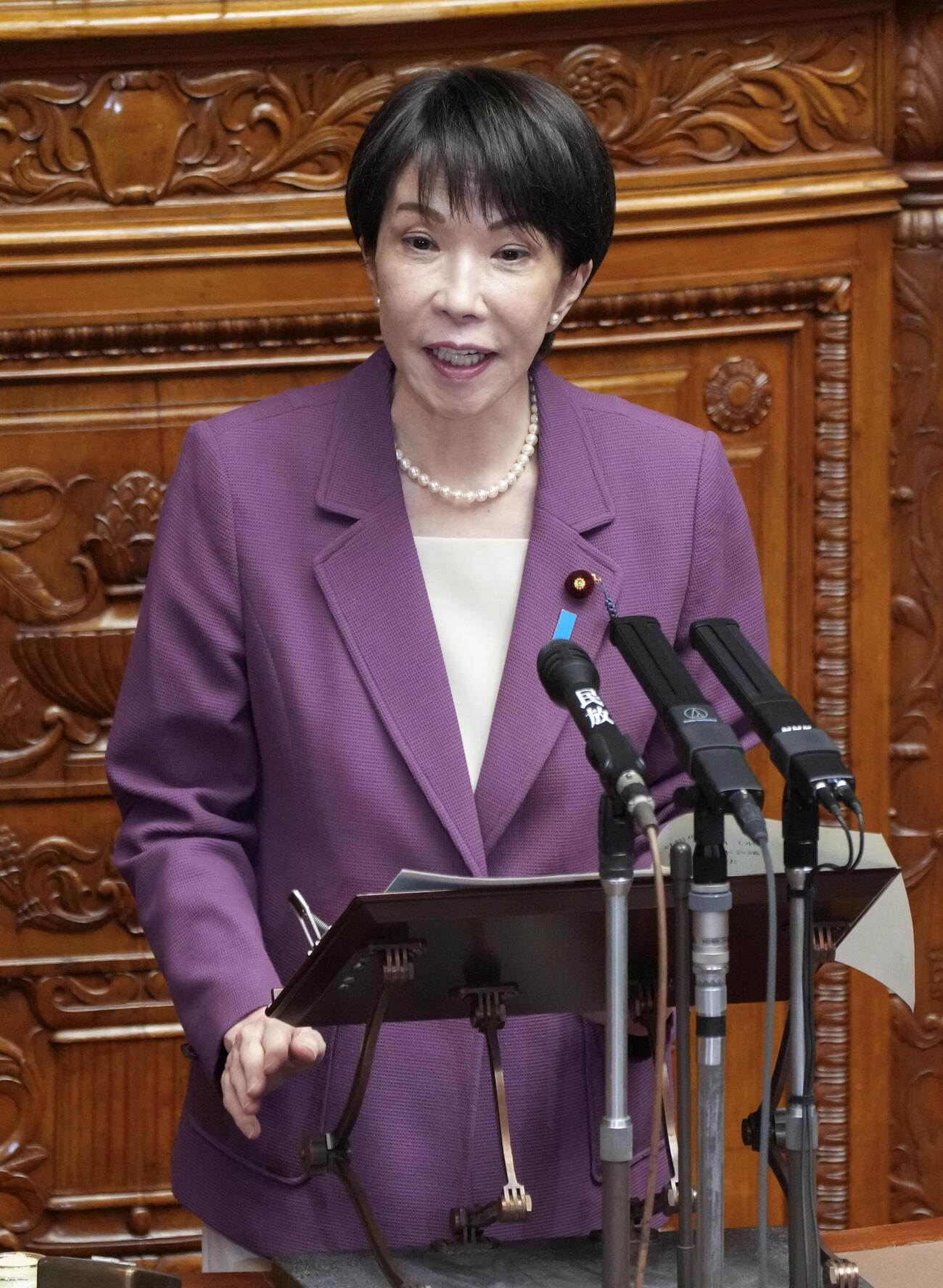 参院本会議で答弁する高市首相＝13日午前（共同）