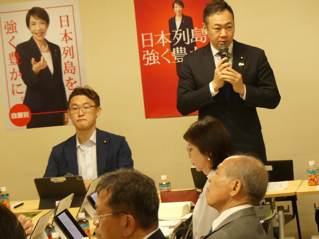 再審制度見直しに向けた法務省の修正案について協議に入る前にあいさつする鈴木馨祐前法相（右）。手前に稲田朋美氏、鈴木宗男氏らが座った（撮影・中山知子）