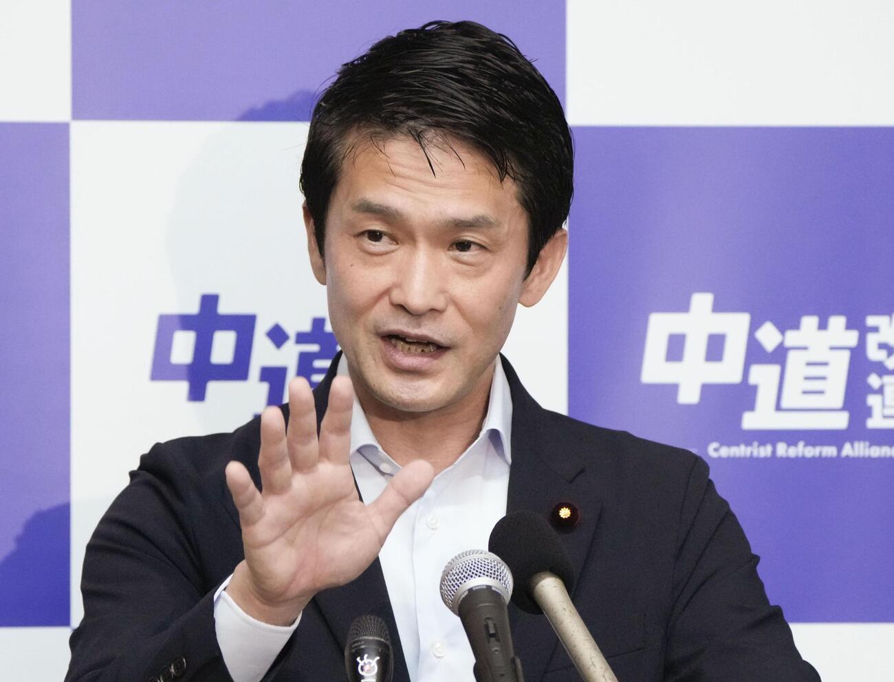 記者会見する中道改革連合の小川代表（共同）
