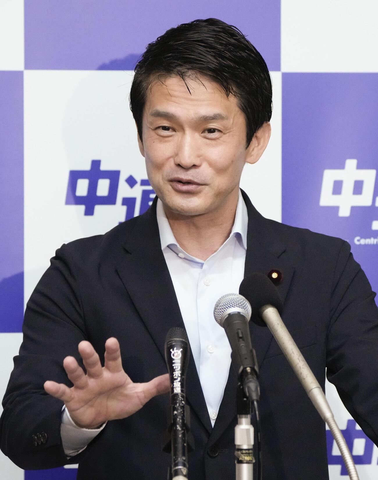 記者会見する中道改革連合の小川代表（共同）