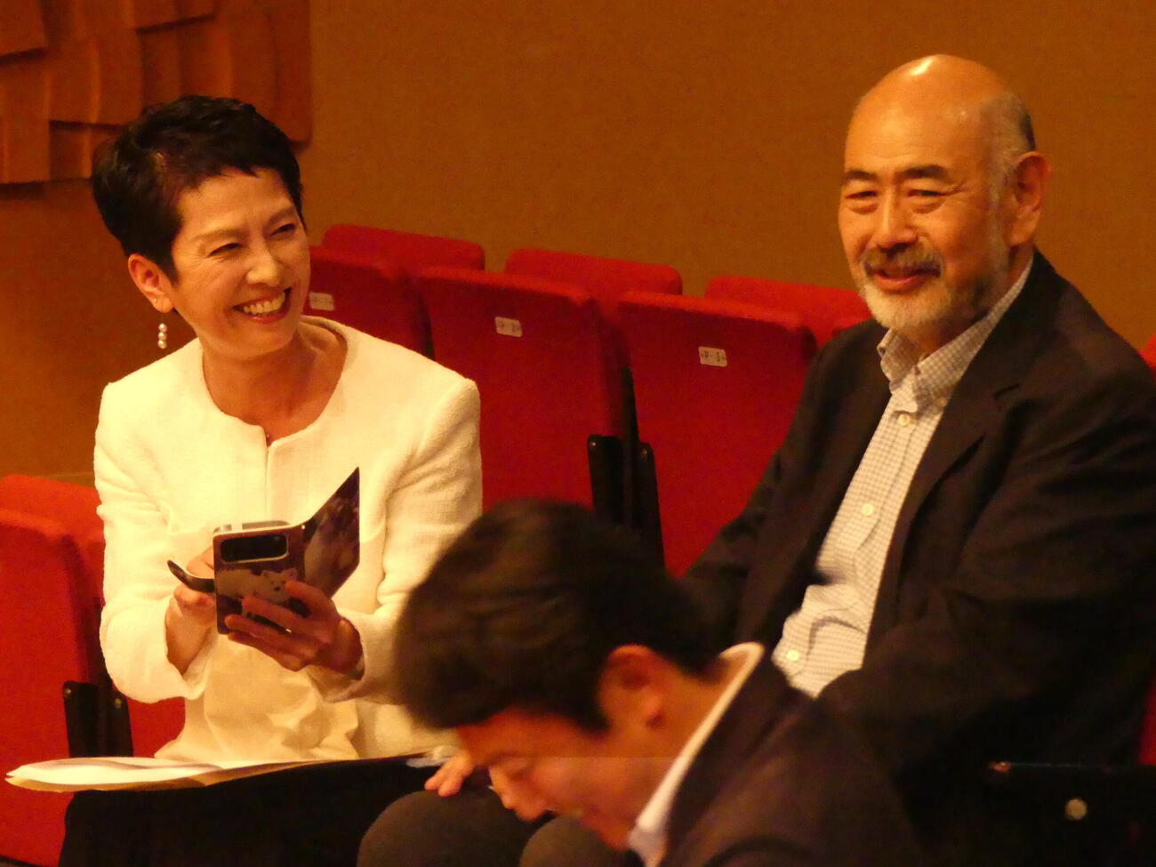 立憲民主党東京都連代表選を前に笑顔で談笑する蓮舫参院議員（左）と川名雄児・武蔵野市議（撮影・中山知子）