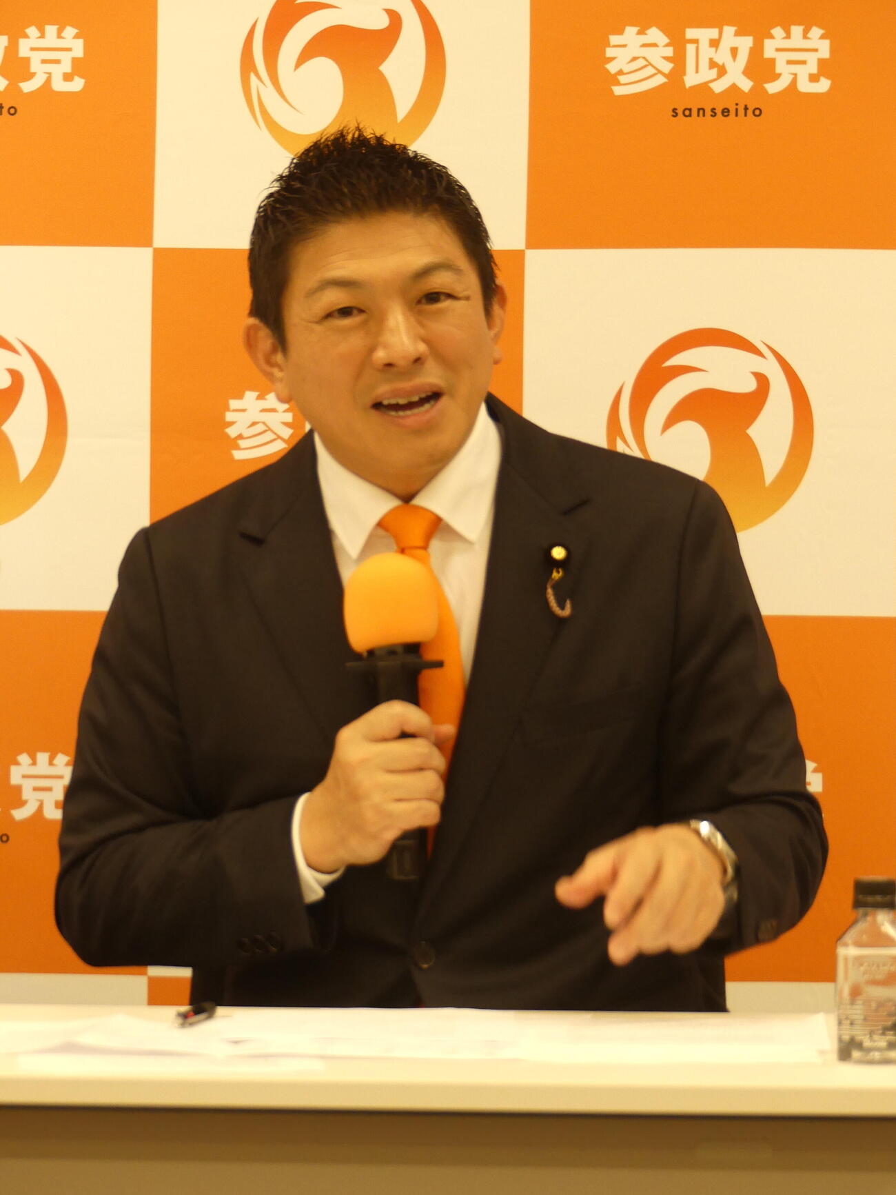 記者会見で記者の質問に答える参政党の神谷宗幣代表（撮影・中山知子）