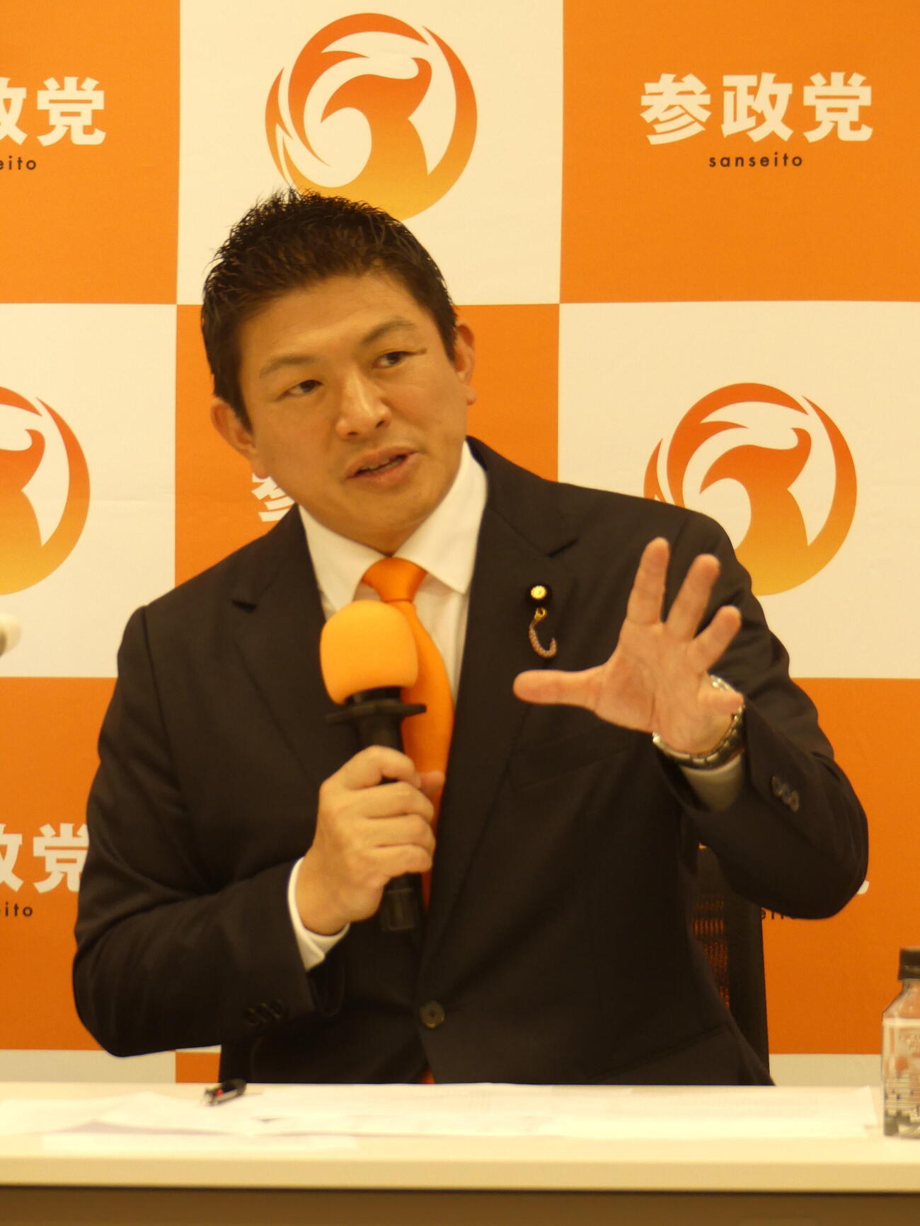 国会内で開いた臨時会見で東大五月祭での講演中止などについて語る参政党の神谷宗幣代表（撮影・中山知子）