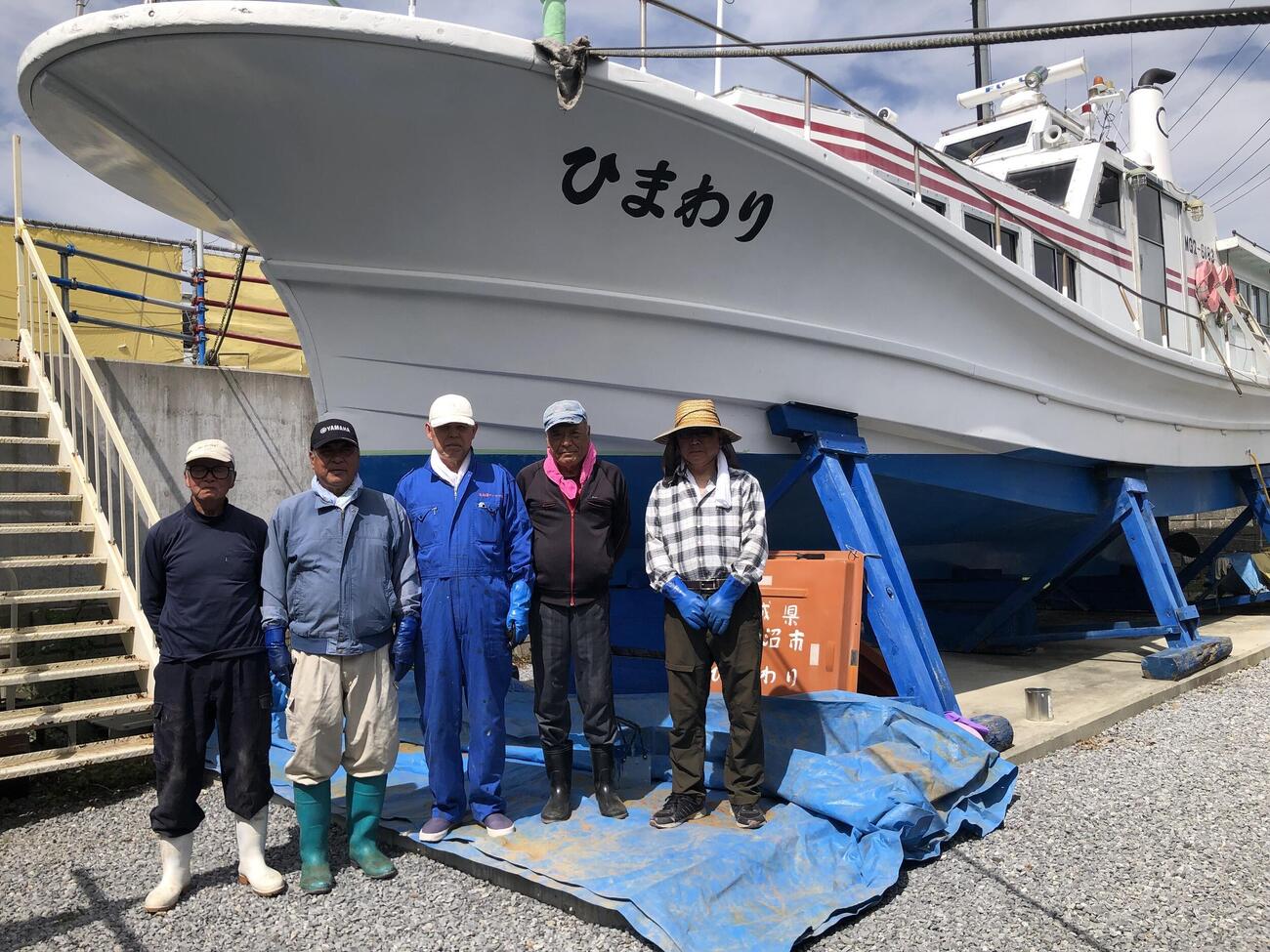 大島海友会が行った、小型船「ひまわり」のボディーなどのペンキ塗り