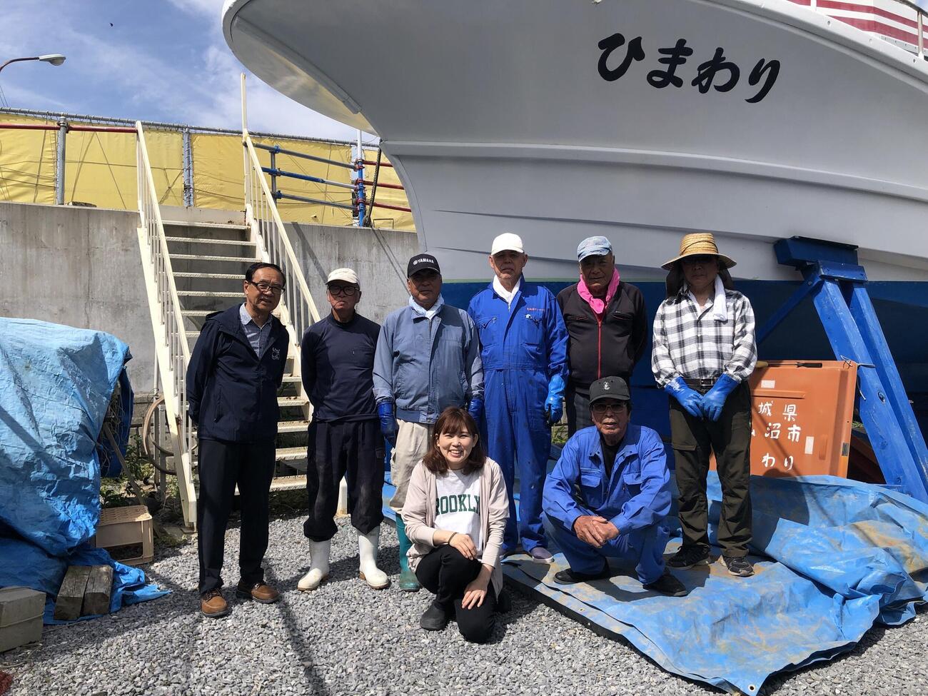 大島海友会が行った、小型船「ひまわり」のボディーなどのペンキ塗り