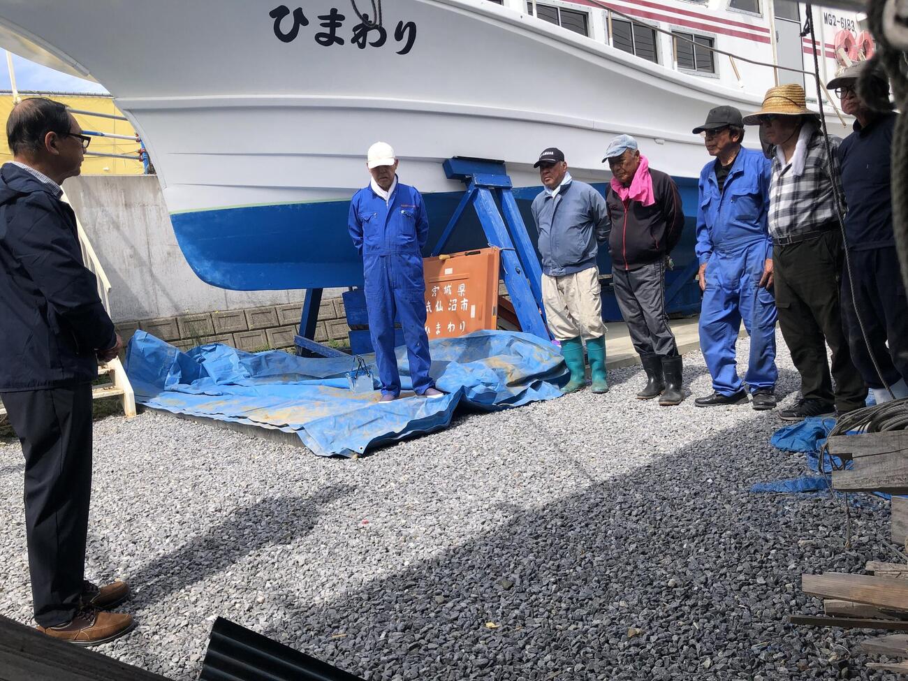 大島海友会が行った、小型船「ひまわり」のボディーなどのペンキ塗り