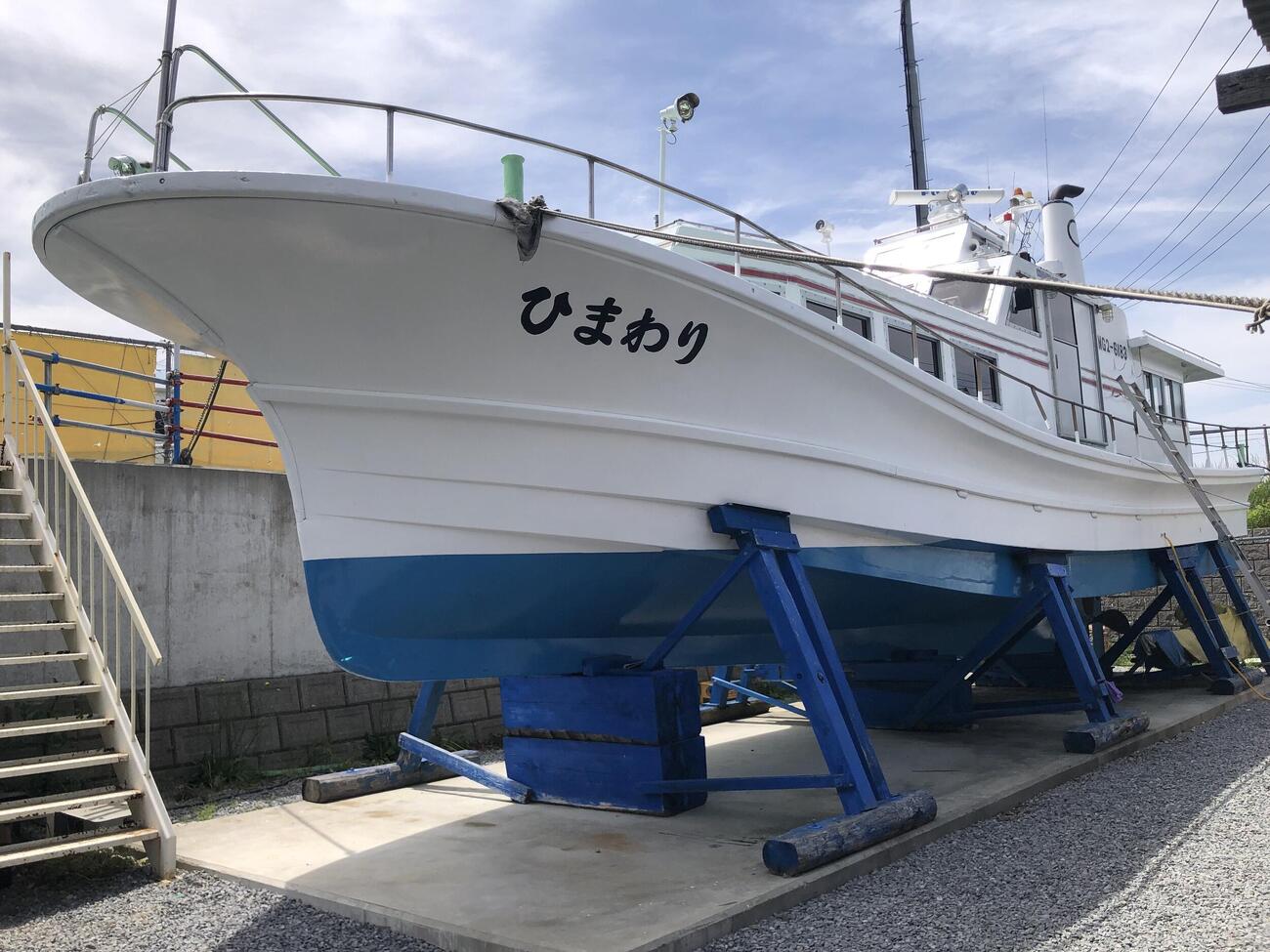 大島海友会が行った、小型船「ひまわり」のボディーなどのペンキ塗り