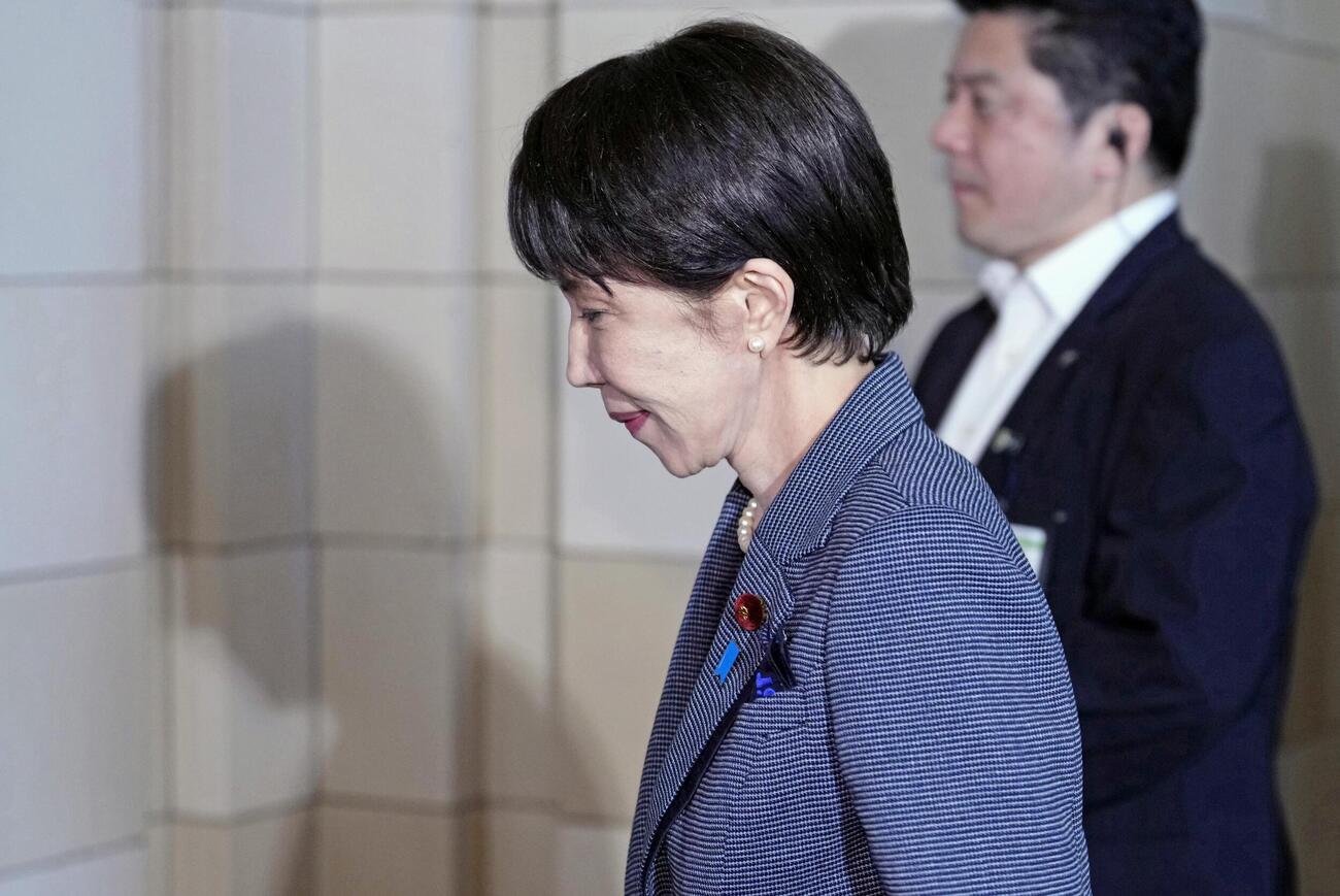 党首討論に向かう高市首相＝20日午後、国会（共同）