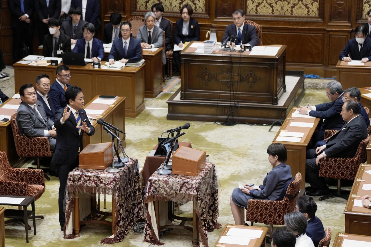 党首討論で高市首相に質問する国民民主党の玉木代表（手前左）（共同）