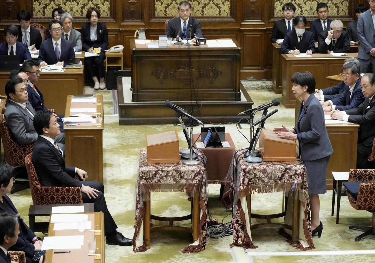 党首討論で国民民主党の玉木代表（手前左）の質問に答える高市首相（共同）